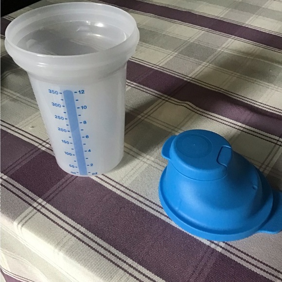 Tupperware Measuring Cup - Picture 3 of 3